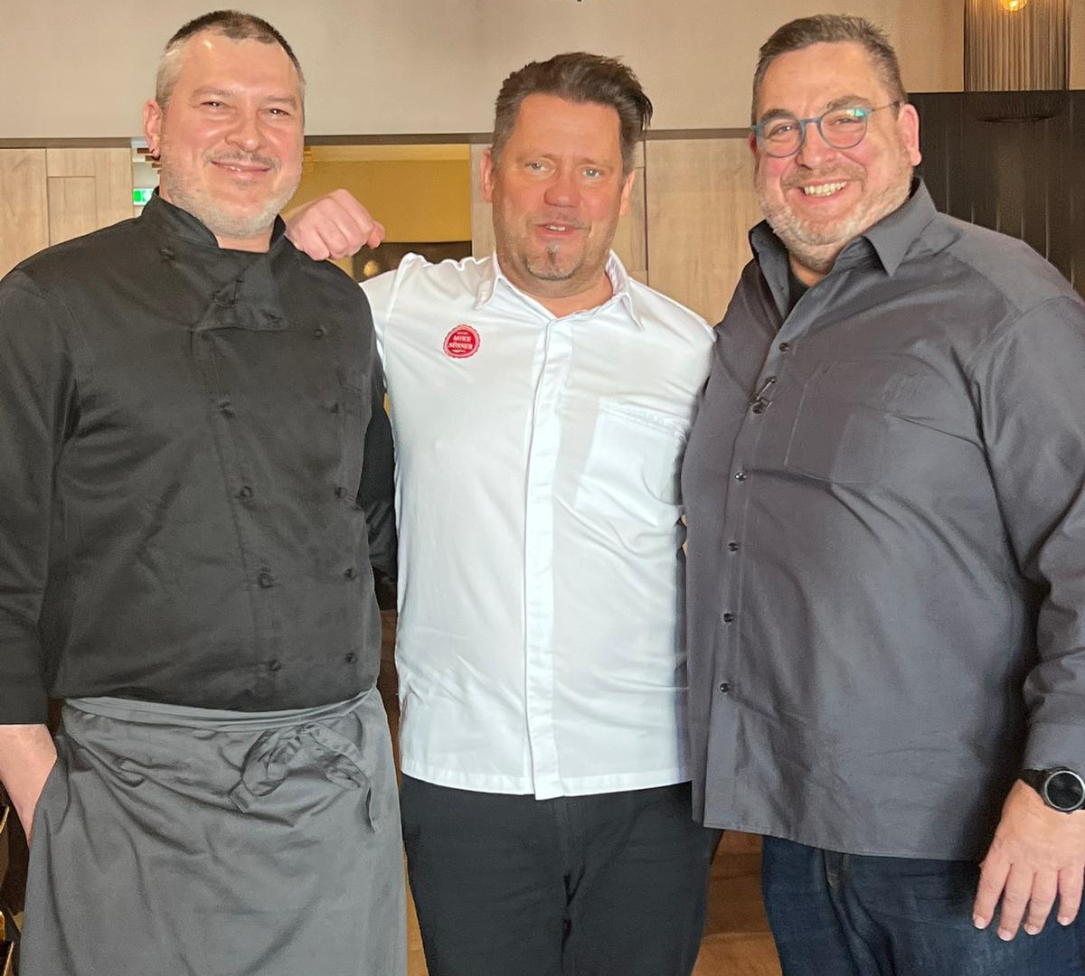 Am 11. Mai auf Kabel Eins zu sehen (von links): Michael Amrhein (Küchenchef des Culinarik), Mike Süsser (Starkoch bei "Mein Lokal dein Lokal") und Markus Schleifer (Geschäftsführer des Culinarik)